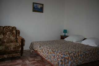 Гостевой дом Guest House TeyMiya Гагра Двухместный номер с 2 отдельными кроватями и дополнительной кроватью-5