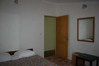 Гостевой дом Guest House TeyMiya Гагра Двухместный номер с 2 отдельными кроватями и дополнительной кроватью-8
